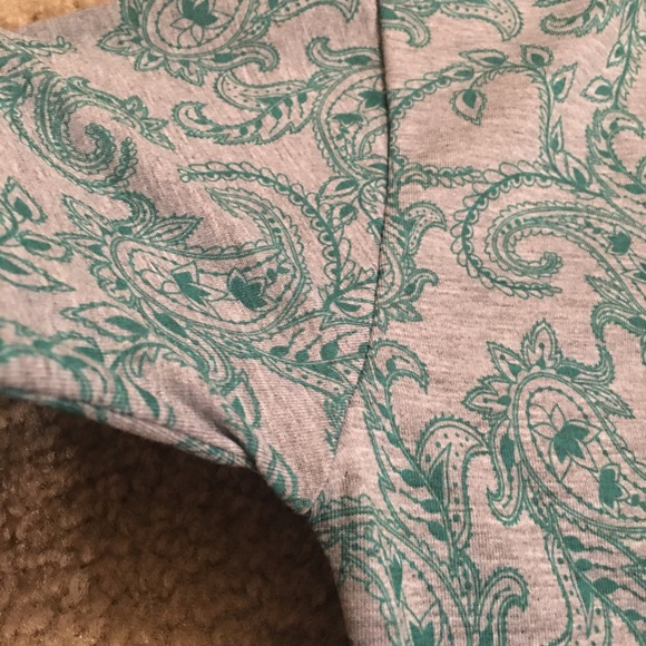 LuLaRoe Patrick T XS Short Sleeve Green Paisley - Picture 5 of 8